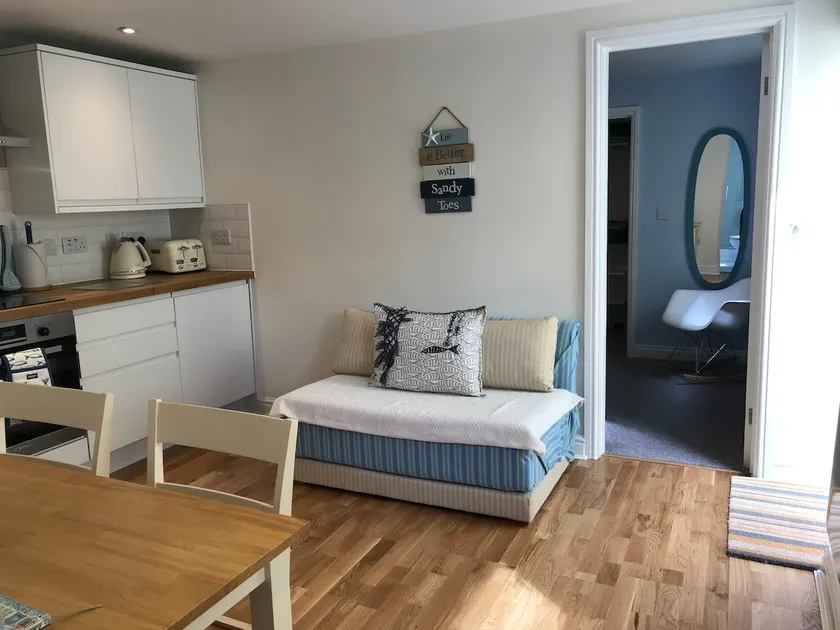 10 minutes walk to Fistral Beach. Sunny courtyard. - Image 1