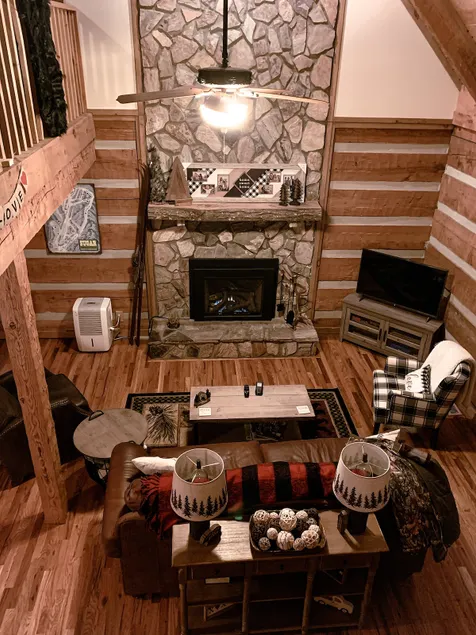 5 Star High Country Hideaway Cabin hot tub Pet Friendly Pond Sleeps 8 Pond View - Image 1