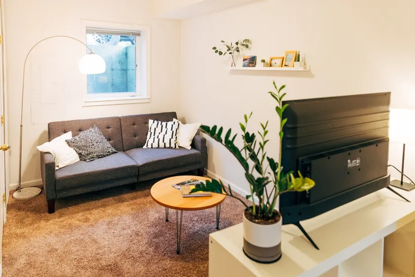 Cozy 1 Bedroom Guest Suite in Great Location - Image 1