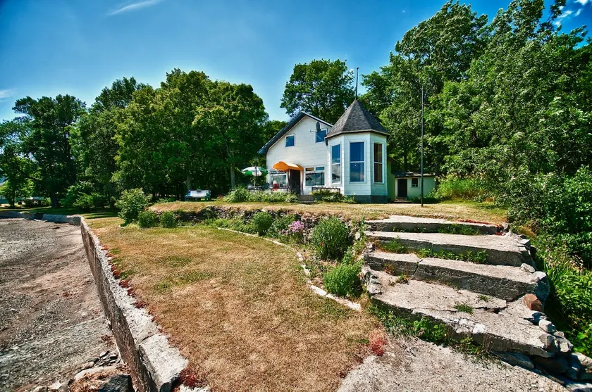 Chalet Domaine, on the banks of the Île d'Orléans river - Image 1