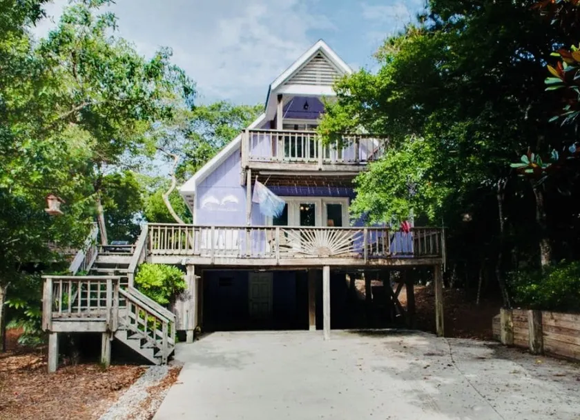 Emerald Isle Escape: Walk to Ocean - Image 1