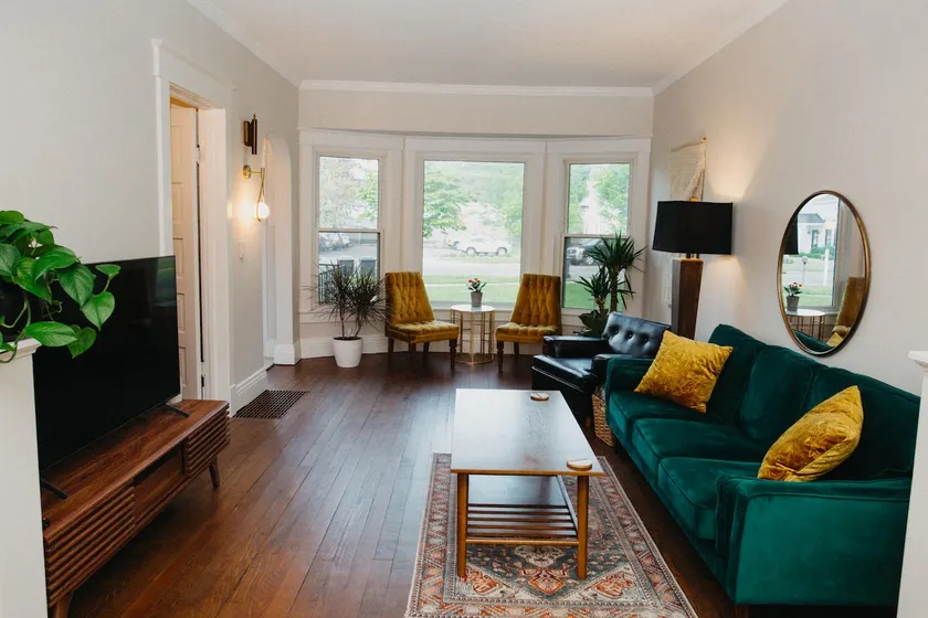 Lavish Lakeside Historic Downtown Home-Beach 1.5mi - Image 1