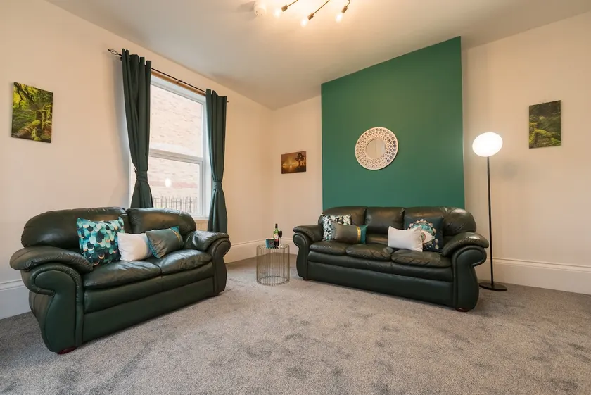 Mercy Way 4 Bedroom-6 Beds-Central Hull-Sleeps 8 - Image 1