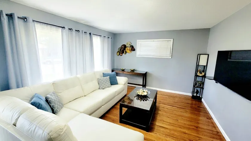 Corporate/Group Stays: 6bdrms, 8TVS, 2kitchens, 2 Living Rms, 6fridges; Near Dining, Shops, & Rec! - Image 1