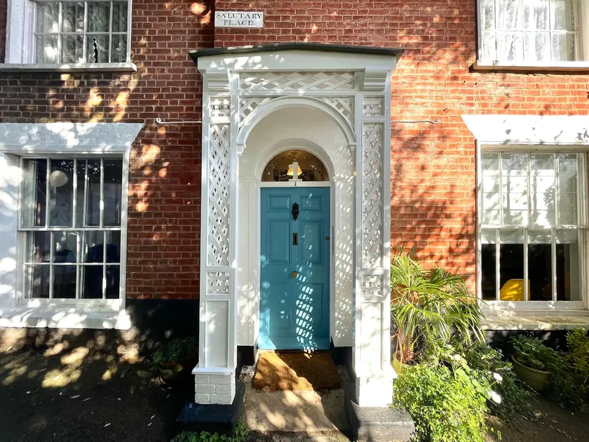 Beautiful city centre maisonette. - Image 1