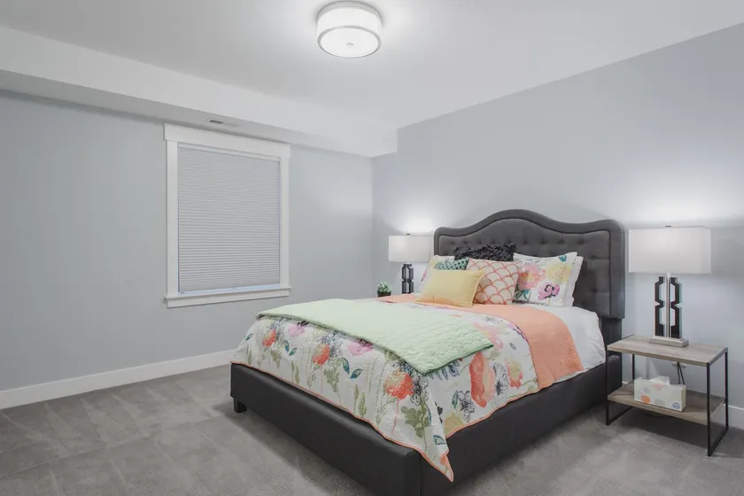 STYLISH, SPOTLESS and SPACIOUS 3 bedroom apt. - Image 1