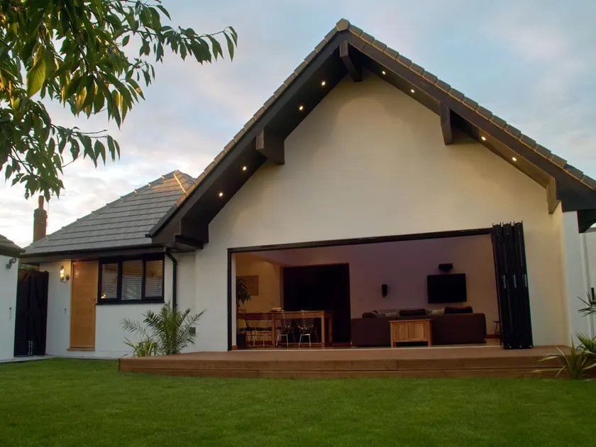 Contemporary Open Plan Beach House Sleeps 8 + cot - Image 1