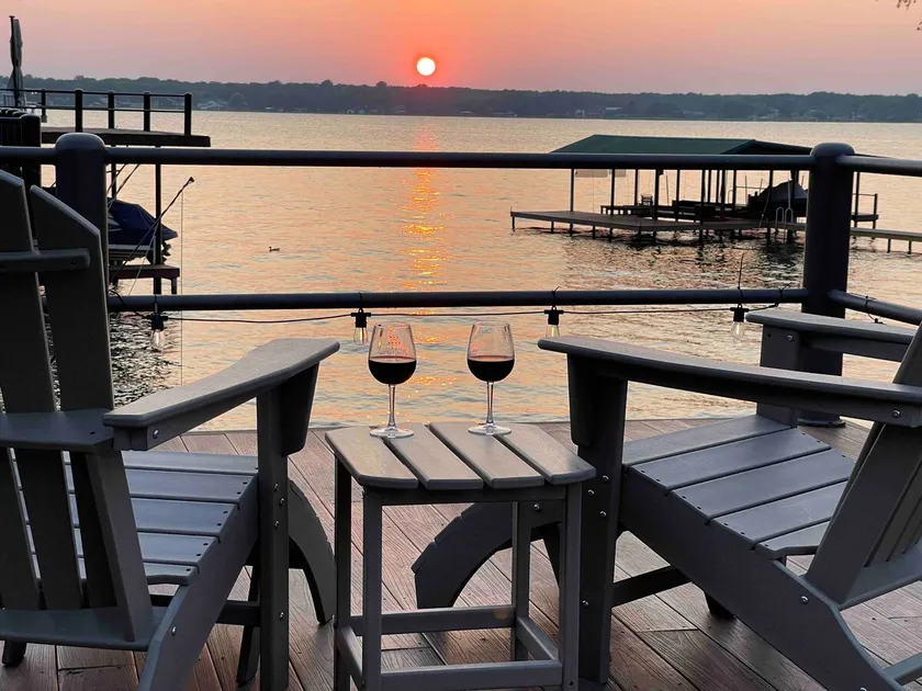 Tranquil 4BR (2 suite) lakefront villa with arcade - Image 1