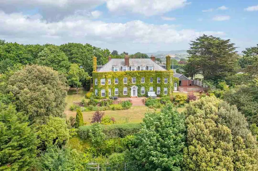 Watch Hill Huge Manor House on the coast, slps 21 - Image 1