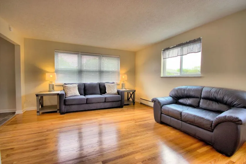 Charming apartment in Courthouse Square. - Image 1