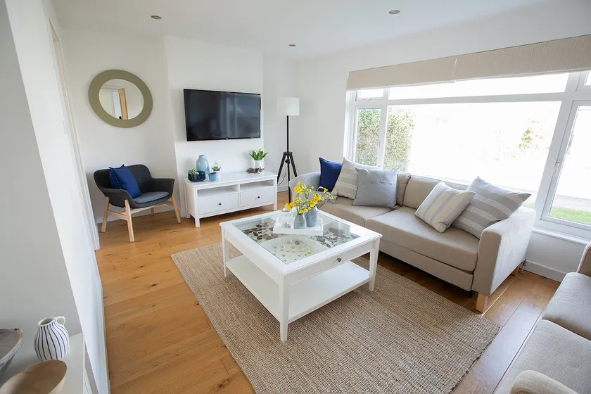 Detached airy bungalow in Croyde near sandy beach. - Image 1