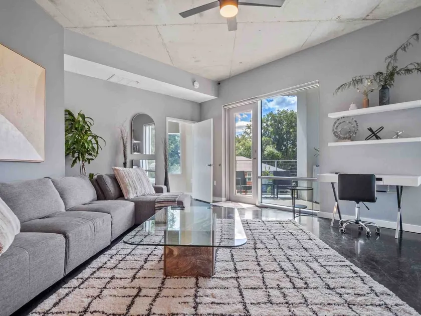Lovely 2/2 Thorton Park Condo w/ secure parking - Image 1