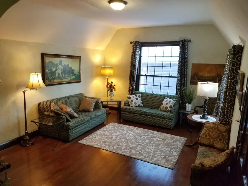 Cozy 2B/1.5B cottage 2 miles from Central MPLS - Image 1