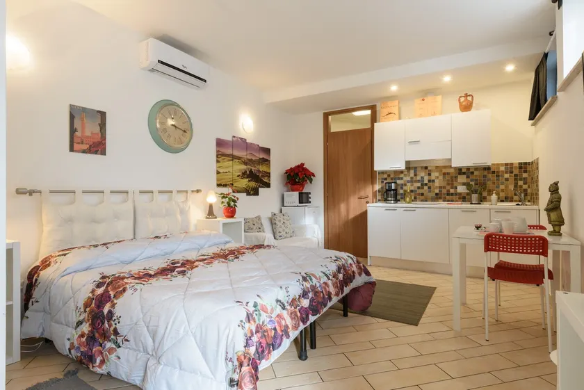 10 min from downtown Private Parking Air Conditioning - Image 1