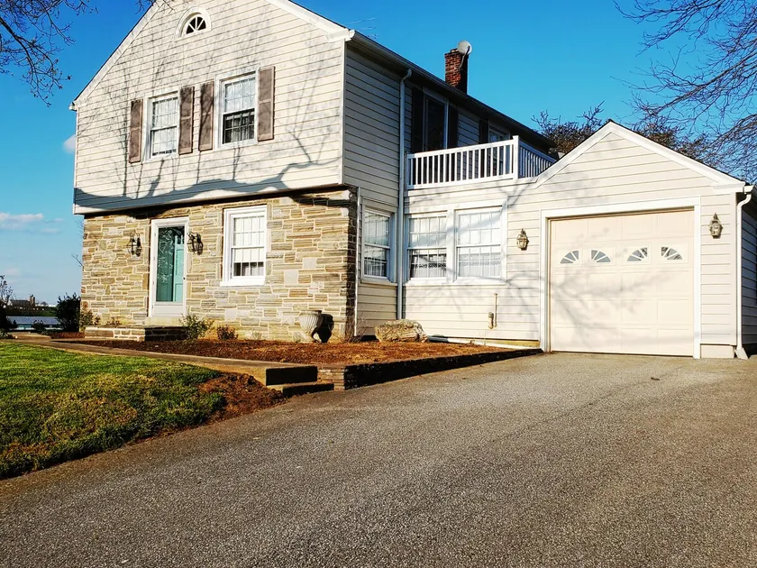 Beautiful country home with scenic view. - Image 1