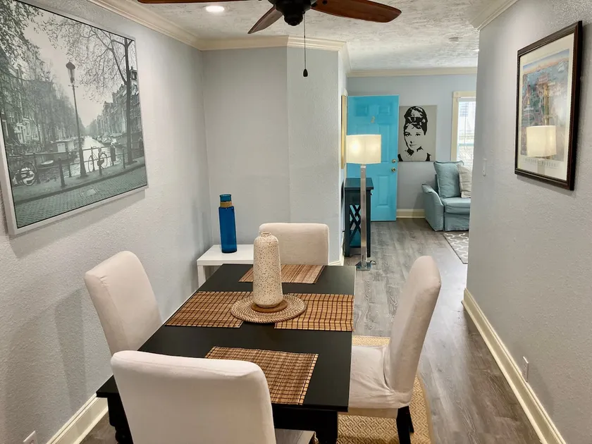 Historical Montrose 2 BRs /1ba with W/D apt 2 - Image 1