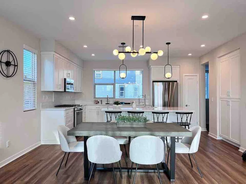 UCI 10 min Luxury safe condo with gated community - Image 1