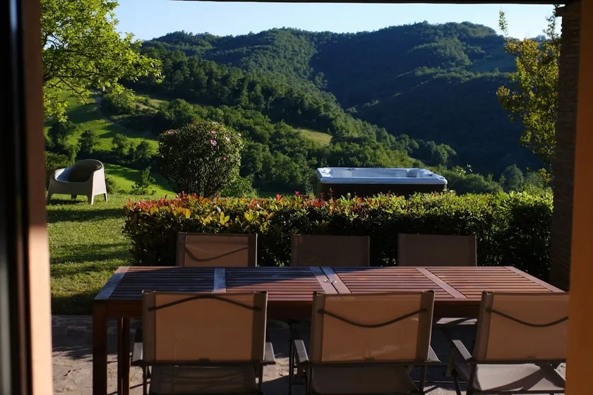 Surrounded by greenery, minutes away from the center. - Image 1
