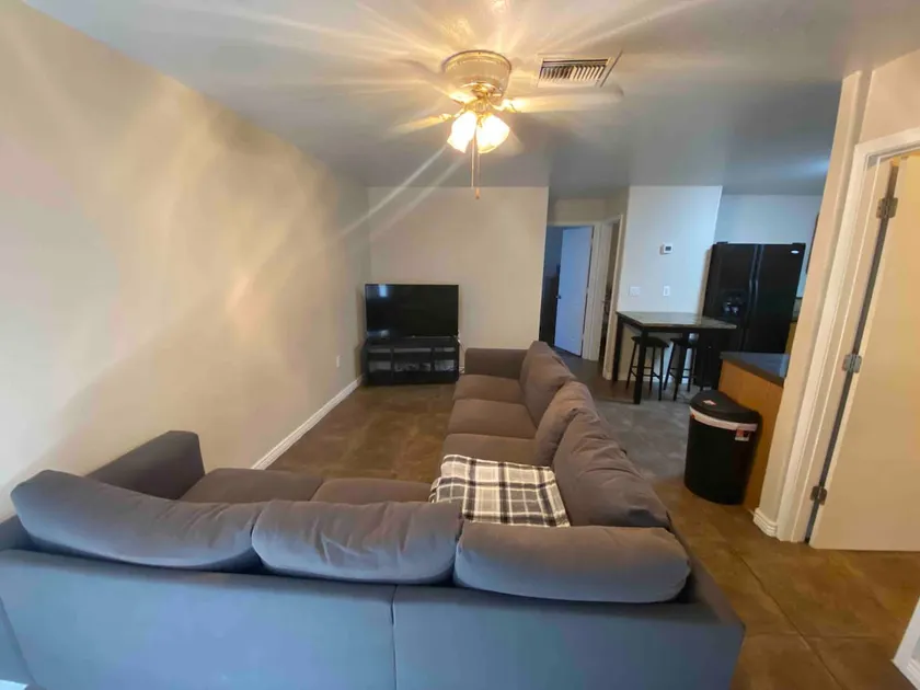 2 bedroom Condo Close to the Airport FREE KAYAK - Image 1