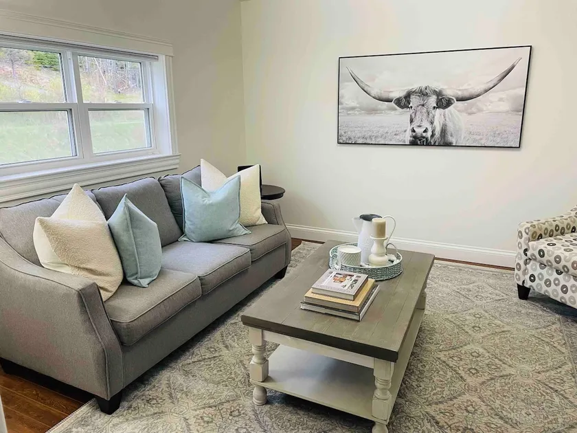 Charming Coastal Farmhouse Close to World Class Golfing, Beaches & Trails - Image 1