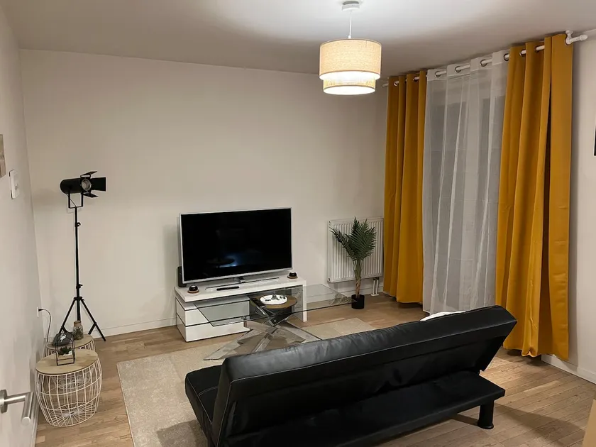 2-bedroom apartment Nanterre University - Image 1