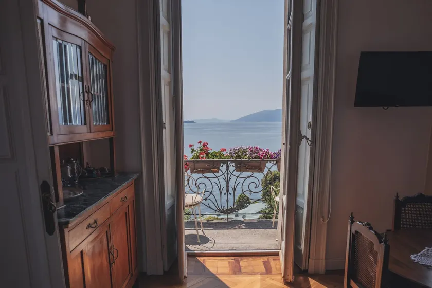 Villa Selva Luxury Lakeview Apartment - Image 1