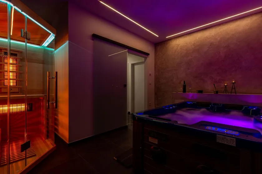 Luxury Hedone Apartment near the Bridge with Private SPA Zone - Image 1