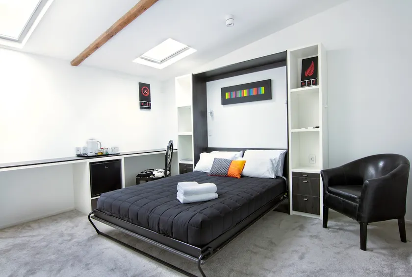 Super-central one-room hotel in CBD - Image 1