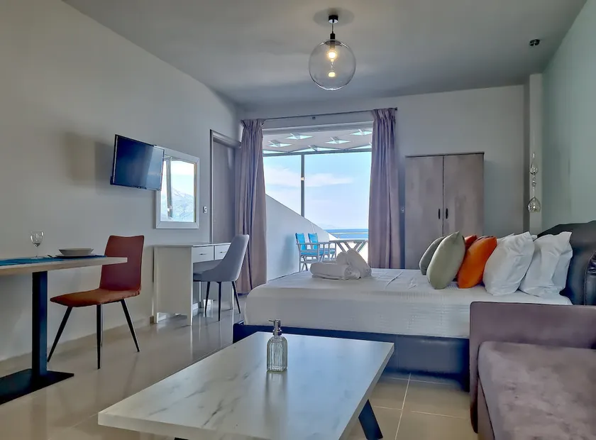 Epipleon Luxury Suites -105- Δωμάτιο 35τμ με βεράντα 35τμ μπροστά στη θάλασσα - Image 1
