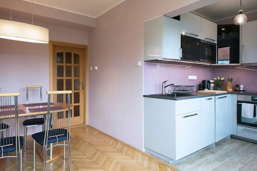 Cozy flat 15 min from airport+center, parking free - Image 1