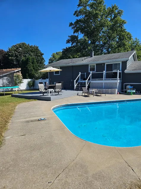 Updated 3 bdrm house w/ pool near beach & country - Image 1