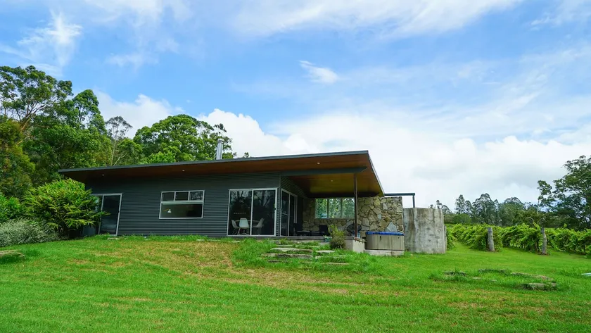 Mill Pond Cabin: Boutique Vineyard Stay - Image 1