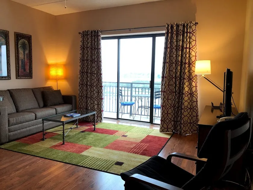 Panoramic River View Downtown Condo W/Balcony - Image 1