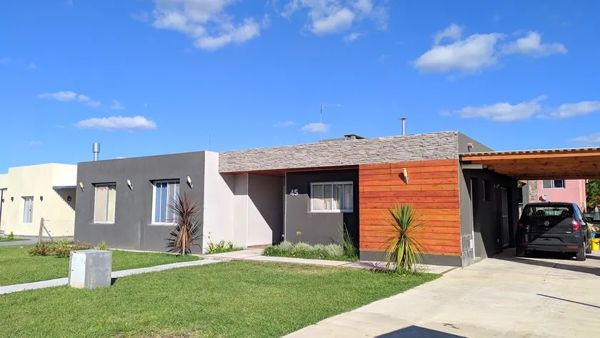 Spacious house in a gated community - Image 1