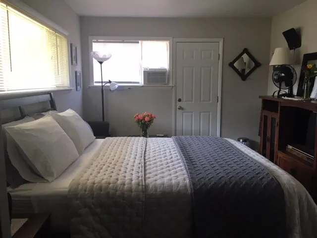 Private suite in quiet cul-de-sac on the Redlands. - Image 1