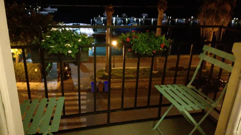 Balcony overlooking the waterfront - Image 1
