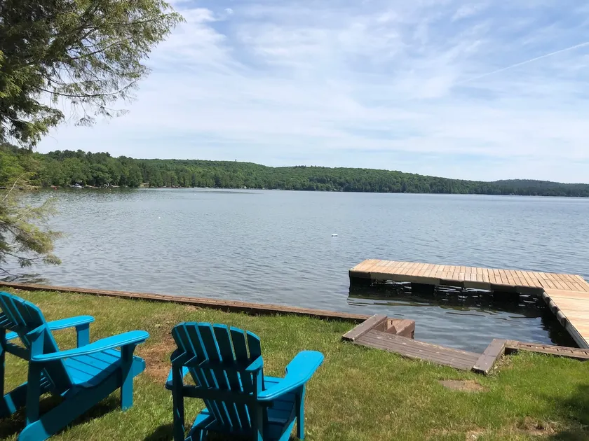 Lakefront cottage on Beautiful Hall's Lake - Image 1