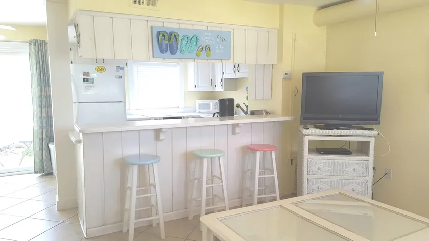 It's Beach Time! 1bd/1ba on Desirable South End! - Image 1