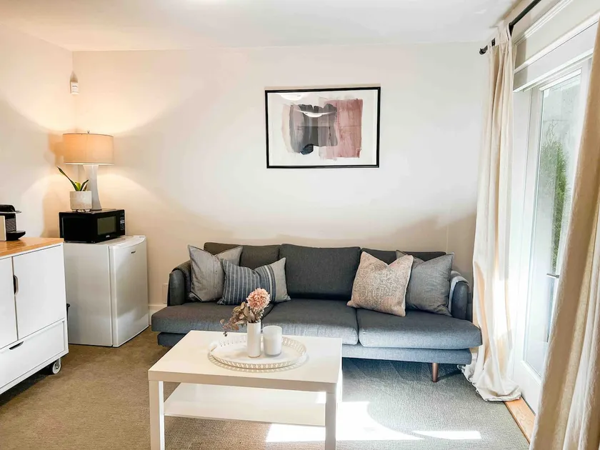 Private 1-bedroom Cedar Cottage suite with patio - Image 1