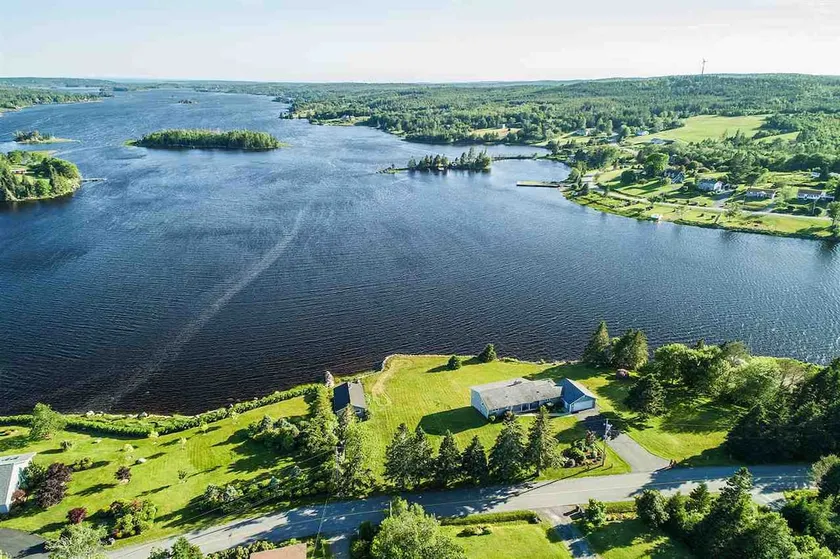Harbour House Waterfront Retreat - Image 1