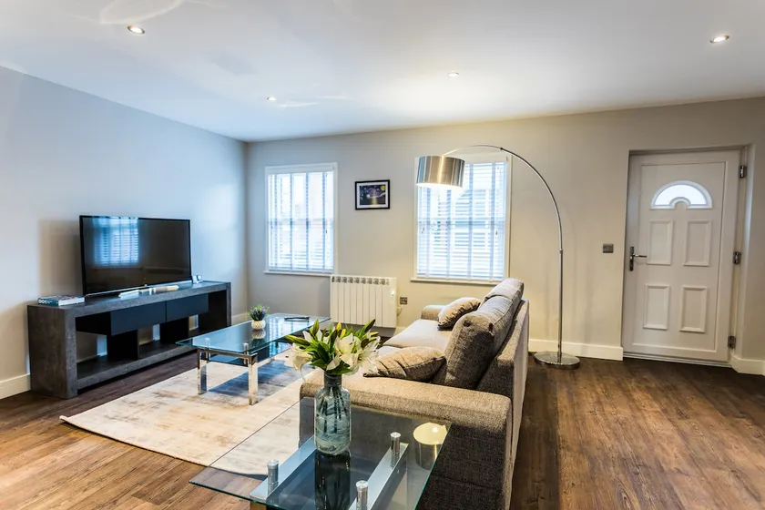 Oakley Suite - Luxury Serviced Flat in Old Town with parking - Image 1