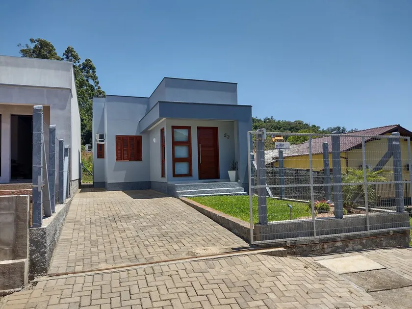 Grey House, near Gramado and the Buddhist temple - Image 1