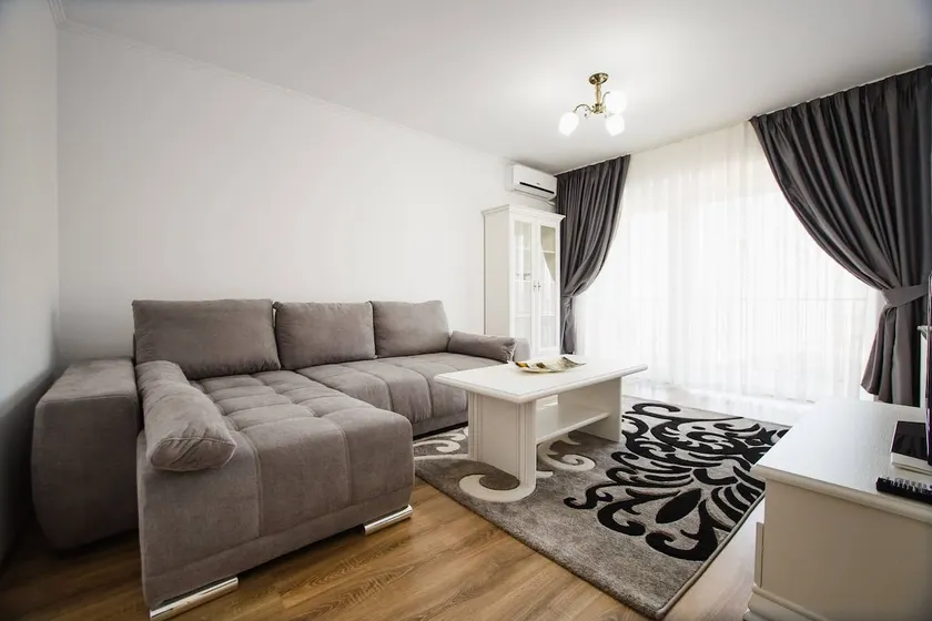 Bright & Elegant Central Apartment - Image 1