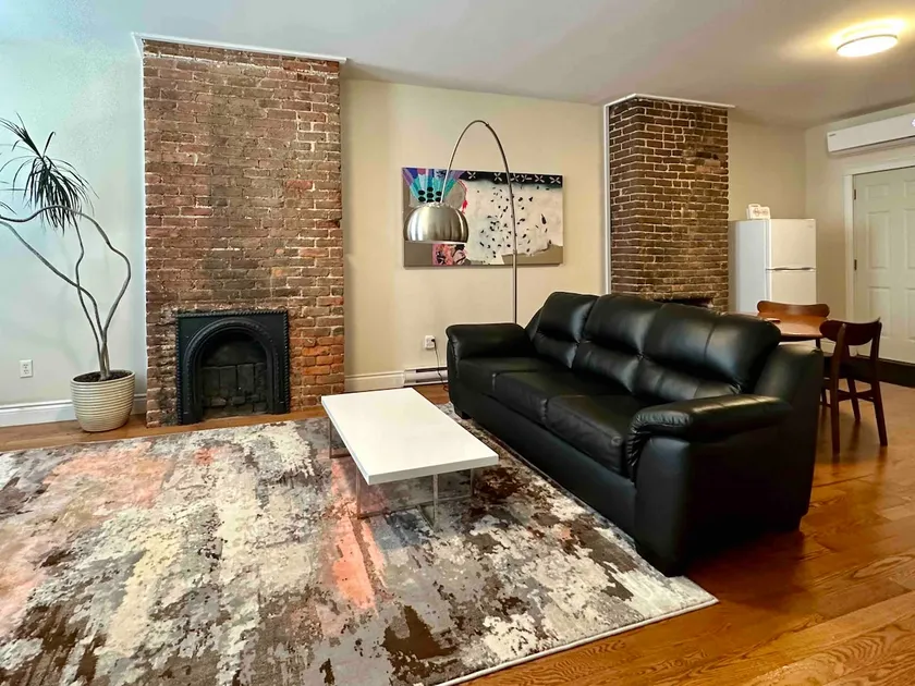 Spacious & cozy 1 bdrm suite in central Hfx duplex - Image 1
