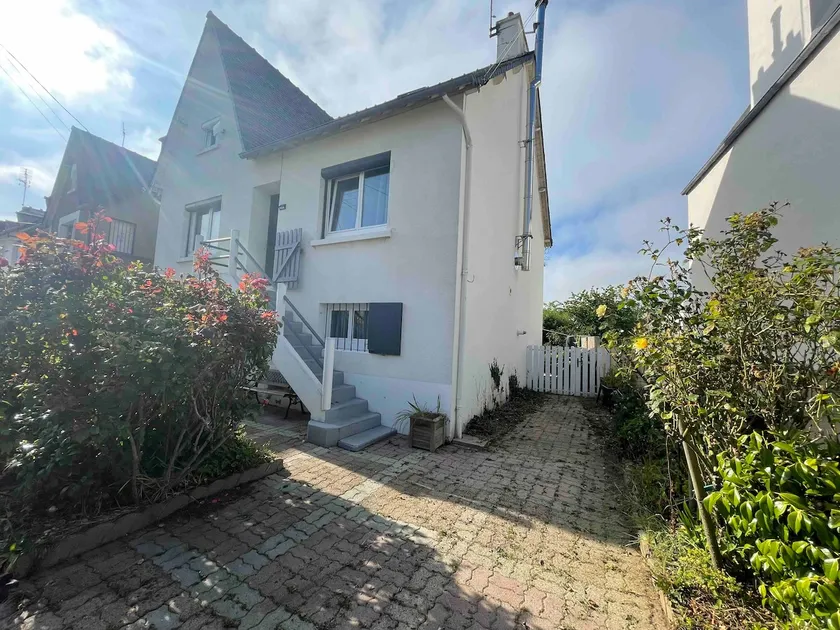 Spacious house with garden - Image 1