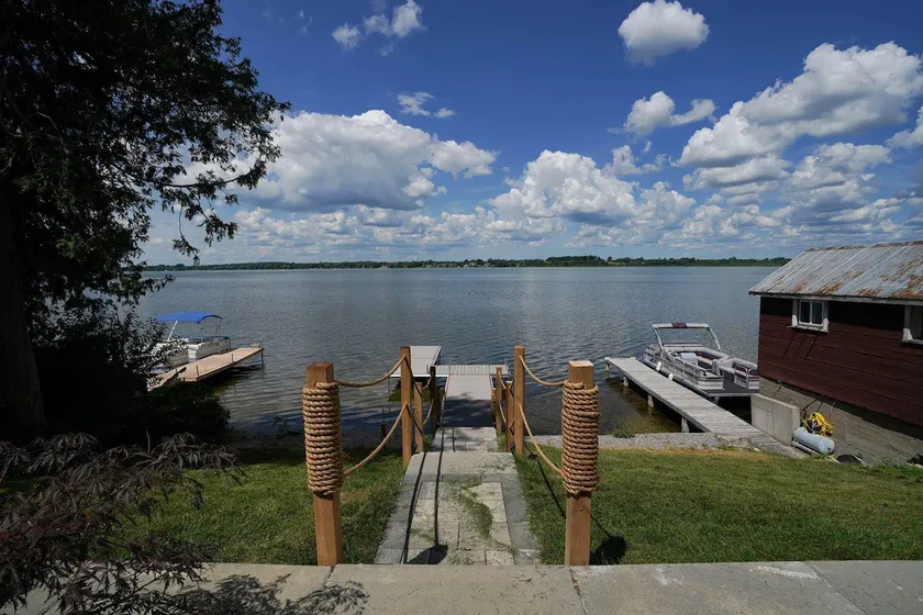 Modern Lakehouse, Waterfront@Janetville - Image 1