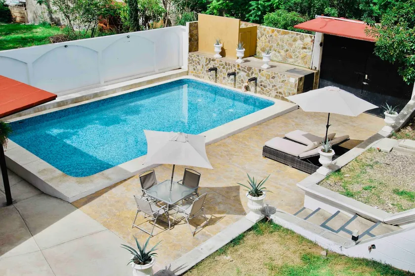 Cheerful bungalow with a pool and terrace - Image 1