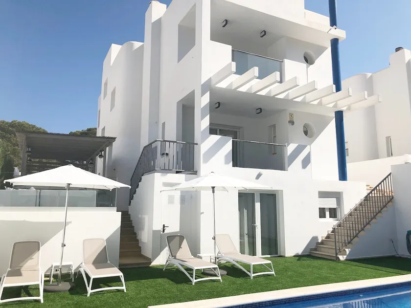 Modern villa with pool, BBQ, sun terrace & seaview - Image 1