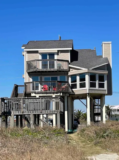 Beachfront, Hot Tub on deck, Pool Table, views - Image 1