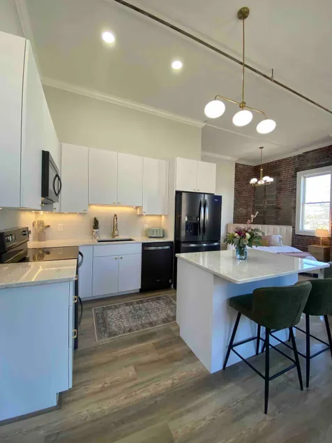 Loft Apartment On Main - Sleeps 4 - Image 1
